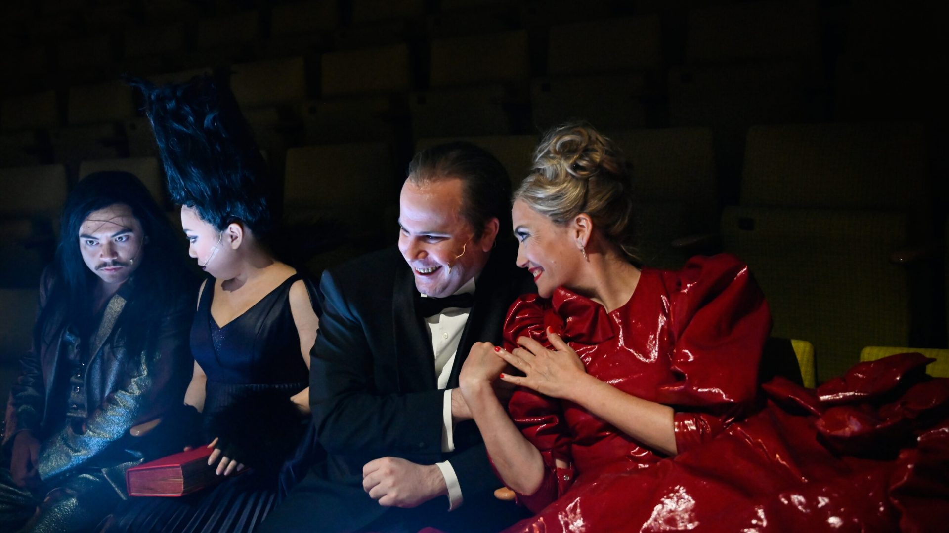 Deutsche Oper Berlin,
"Nixon in China" von John Adams, Libretto von Alice Goodman
Premiere: 22.6.2023
Musikalische Leitung: Daniel Carter, Künstlerische Leitung: Hauen und Stechen, Regie: Franziska Kronfoth und Julia Lwowski, Bühne: Yassu Yabara, Kostüme: Christina Schmitt, Video, Live-Kamera: Martin Mallon, Licht: Henning Streck, Dramaturgie, Carolin Müller-Dohle, Chor: Jeremy Bines
Chou En-lai - Kyle Miller
Richard Nixon - Thomas Lehman
Henry Kissinger - Seth Carico
Nancy T’ang, erste Sekretärin Maos - Karis Tucker, Elissa Pfaender (22.06.2024)
Zweite Sekretärin Maos - Elissa Pfaender, Deborah Saffery (22.06.2024)
Dritte Sekretärin Maos - Davia Bouley
Mao Tse-tung - Ya-Chung Huang
Pat Nixon - Heidi Stober
Chiang Ch’ing, Maos Frau - Hye-Young Moon
Ching Hua (Schauspielerin 1) - Gina-Lisa Maiwald
Ching Hua (Schauspielerin 2) - Angela Braun
Ching Hua / Hung (Schauspieler) - Thorbjörn Björnsson
Tänzer / Performer - Jean Chaize
Tänzerin / Performerin - Brigitte Cuvelier
Chöre - Chor der Deutschen Oper Berlin
Orchester - Orchester der Deutschen Oper Berlin

Copyright (C) Thomas Aurin
Gleditschstr. 45, D-10781 Berlin
Tel.:+49 (0)30 2175 6205 Mobil.:+49 (0)170 2933679
Veröffentlichung nur gegen Honorar zzgl. 7% MWSt. und Belegexemplar
Steuer Nr.: 11/18/213/00804, UID Nr.: DE 170 902 977
Commerzbank, BLZ: 810 80 000, Konto-Nr.: 316 030 000
SWIFT-BIC: DRES DE FF 810, IBAN: DE07 81080000 0316030000