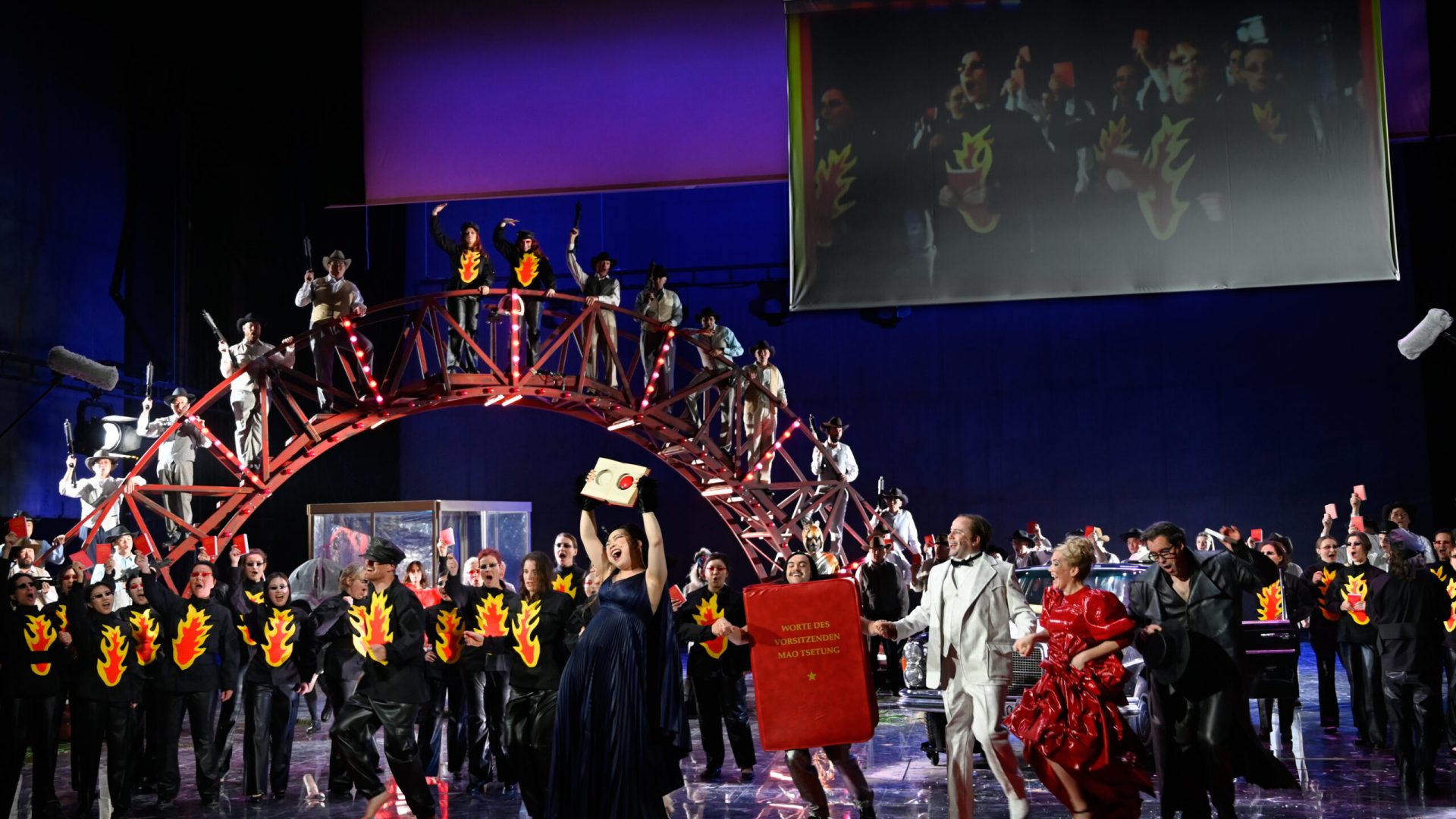 Deutsche Oper Berlin,
"Nixon in China" von John Adams, Libretto von Alice Goodman
Premiere: 22.6.2023
Musikalische Leitung: Daniel Carter, Künstlerische Leitung: Hauen und Stechen, Regie: Franziska Kronfoth und Julia Lwowski, Bühne: Yassu Yabara, Kostüme: Christina Schmitt, Video, Live-Kamera: Martin Mallon, Licht: Henning Streck, Dramaturgie, Carolin Müller-Dohle, Chor: Jeremy Bines
Chou En-lai - Kyle Miller
Richard Nixon - Thomas Lehman
Henry Kissinger - Seth Carico
Nancy T’ang, erste Sekretärin Maos - Karis Tucker, Elissa Pfaender (22.06.2024)
Zweite Sekretärin Maos - Elissa Pfaender, Deborah Saffery (22.06.2024)
Dritte Sekretärin Maos - Davia Bouley
Mao Tse-tung - Ya-Chung Huang
Pat Nixon - Heidi Stober
Chiang Ch’ing, Maos Frau - Hye-Young Moon
Ching Hua (Schauspielerin 1) - Gina-Lisa Maiwald
Ching Hua (Schauspielerin 2) - Angela Braun
Ching Hua / Hung (Schauspieler) - Thorbjörn Björnsson
Tänzer / Performer - Jean Chaize
Tänzerin / Performerin - Brigitte Cuvelier
Chöre - Chor der Deutschen Oper Berlin
Orchester - Orchester der Deutschen Oper Berlin

Copyright (C) Thomas Aurin
Gleditschstr. 45, D-10781 Berlin
Tel.:+49 (0)30 2175 6205 Mobil.:+49 (0)170 2933679
Veröffentlichung nur gegen Honorar zzgl. 7% MWSt. und Belegexemplar
Steuer Nr.: 11/18/213/00804, UID Nr.: DE 170 902 977
Commerzbank, BLZ: 810 80 000, Konto-Nr.: 316 030 000
SWIFT-BIC: DRES DE FF 810, IBAN: DE07 81080000 0316030000