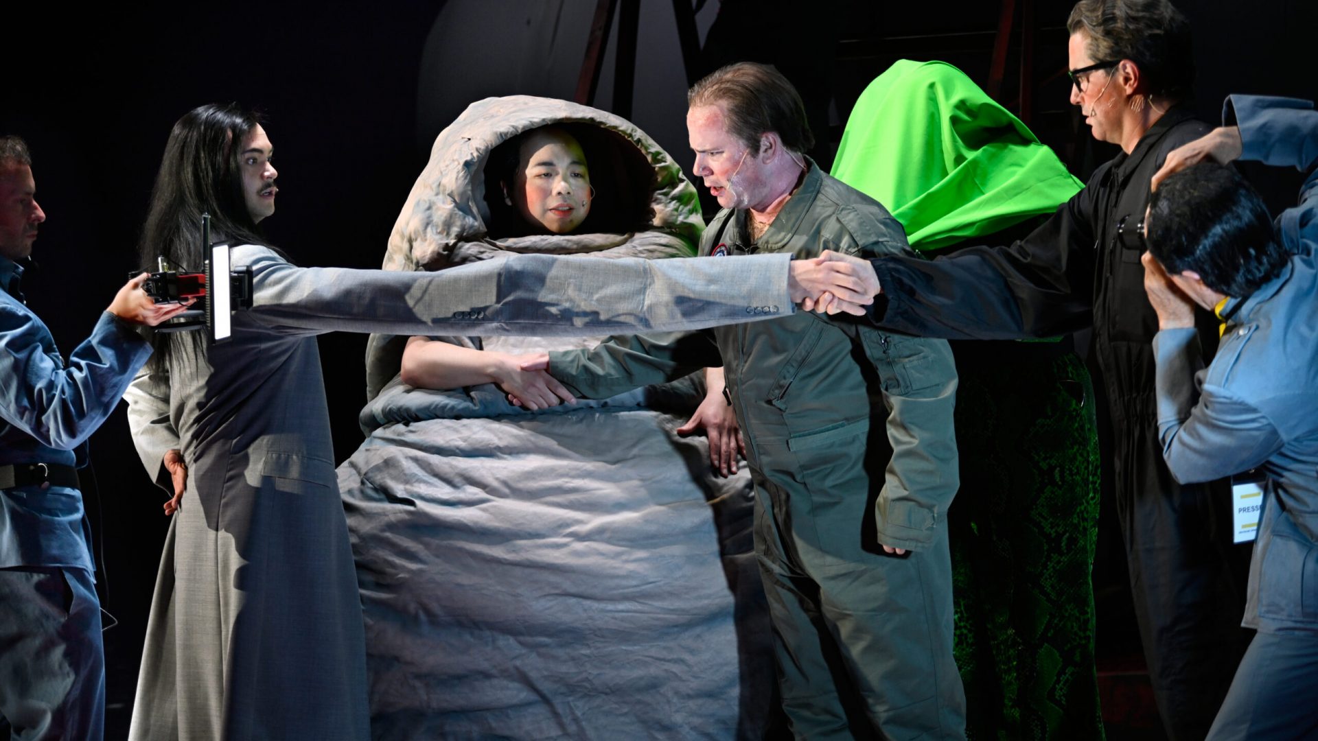 Deutsche Oper Berlin,
"Nixon in China" von John Adams, Libretto von Alice Goodman
Premiere: 22.6.2023
Musikalische Leitung: Daniel Carter, Künstlerische Leitung: Hauen und Stechen, Regie: Franziska Kronfoth und Julia Lwowski, Bühne: Yassu Yabara, Kostüme: Christina Schmitt, Video, Live-Kamera: Martin Mallon, Licht: Henning Streck, Dramaturgie, Carolin Müller-Dohle, Chor: Jeremy Bines
Chou En-lai - Kyle Miller
Richard Nixon - Thomas Lehman
Henry Kissinger - Seth Carico
Nancy T’ang, erste Sekretärin Maos - Karis Tucker, Elissa Pfaender (22.06.2024)
Zweite Sekretärin Maos - Elissa Pfaender, Deborah Saffery (22.06.2024)
Dritte Sekretärin Maos - Davia Bouley
Mao Tse-tung - Ya-Chung Huang
Pat Nixon - Heidi Stober
Chiang Ch’ing, Maos Frau - Hye-Young Moon
Ching Hua (Schauspielerin 1) - Gina-Lisa Maiwald
Ching Hua (Schauspielerin 2) - Angela Braun
Ching Hua / Hung (Schauspieler) - Thorbjörn Björnsson
Tänzer / Performer - Jean Chaize
Tänzerin / Performerin - Brigitte Cuvelier
Chöre - Chor der Deutschen Oper Berlin
Orchester - Orchester der Deutschen Oper Berlin

Copyright (C) Thomas Aurin
Gleditschstr. 45, D-10781 Berlin
Tel.:+49 (0)30 2175 6205 Mobil.:+49 (0)170 2933679
Veröffentlichung nur gegen Honorar zzgl. 7% MWSt. und Belegexemplar
Steuer Nr.: 11/18/213/00804, UID Nr.: DE 170 902 977
Commerzbank, BLZ: 810 80 000, Konto-Nr.: 316 030 000
SWIFT-BIC: DRES DE FF 810, IBAN: DE07 81080000 0316030000