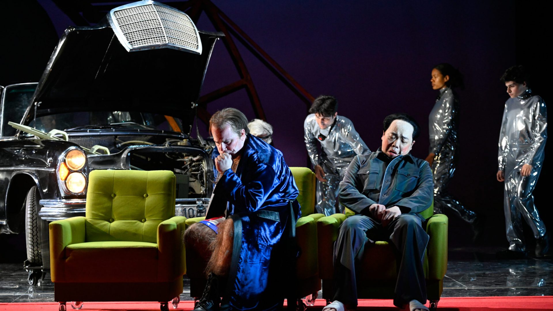 Deutsche Oper Berlin,
"Nixon in China" von John Adams, Libretto von Alice Goodman
Premiere: 22.6.2023
Musikalische Leitung: Daniel Carter, Künstlerische Leitung: Hauen und Stechen, Regie: Franziska Kronfoth und Julia Lwowski, Bühne: Yassu Yabara, Kostüme: Christina Schmitt, Video, Live-Kamera: Martin Mallon, Licht: Henning Streck, Dramaturgie, Carolin Müller-Dohle, Chor: Jeremy Bines
Chou En-lai - Kyle Miller
Richard Nixon - Thomas Lehman
Henry Kissinger - Seth Carico
Nancy T’ang, erste Sekretärin Maos - Karis Tucker, Elissa Pfaender (22.06.2024)
Zweite Sekretärin Maos - Elissa Pfaender, Deborah Saffery (22.06.2024)
Dritte Sekretärin Maos - Davia Bouley
Mao Tse-tung - Ya-Chung Huang
Pat Nixon - Heidi Stober
Chiang Ch’ing, Maos Frau - Hye-Young Moon
Ching Hua (Schauspielerin 1) - Gina-Lisa Maiwald
Ching Hua (Schauspielerin 2) - Angela Braun
Ching Hua / Hung (Schauspieler) - Thorbjörn Björnsson
Tänzer / Performer - Jean Chaize
Tänzerin / Performerin - Brigitte Cuvelier
Chöre - Chor der Deutschen Oper Berlin
Orchester - Orchester der Deutschen Oper Berlin

Copyright (C) Thomas Aurin
Gleditschstr. 45, D-10781 Berlin
Tel.:+49 (0)30 2175 6205 Mobil.:+49 (0)170 2933679
Veröffentlichung nur gegen Honorar zzgl. 7% MWSt. und Belegexemplar
Steuer Nr.: 11/18/213/00804, UID Nr.: DE 170 902 977
Commerzbank, BLZ: 810 80 000, Konto-Nr.: 316 030 000
SWIFT-BIC: DRES DE FF 810, IBAN: DE07 81080000 0316030000