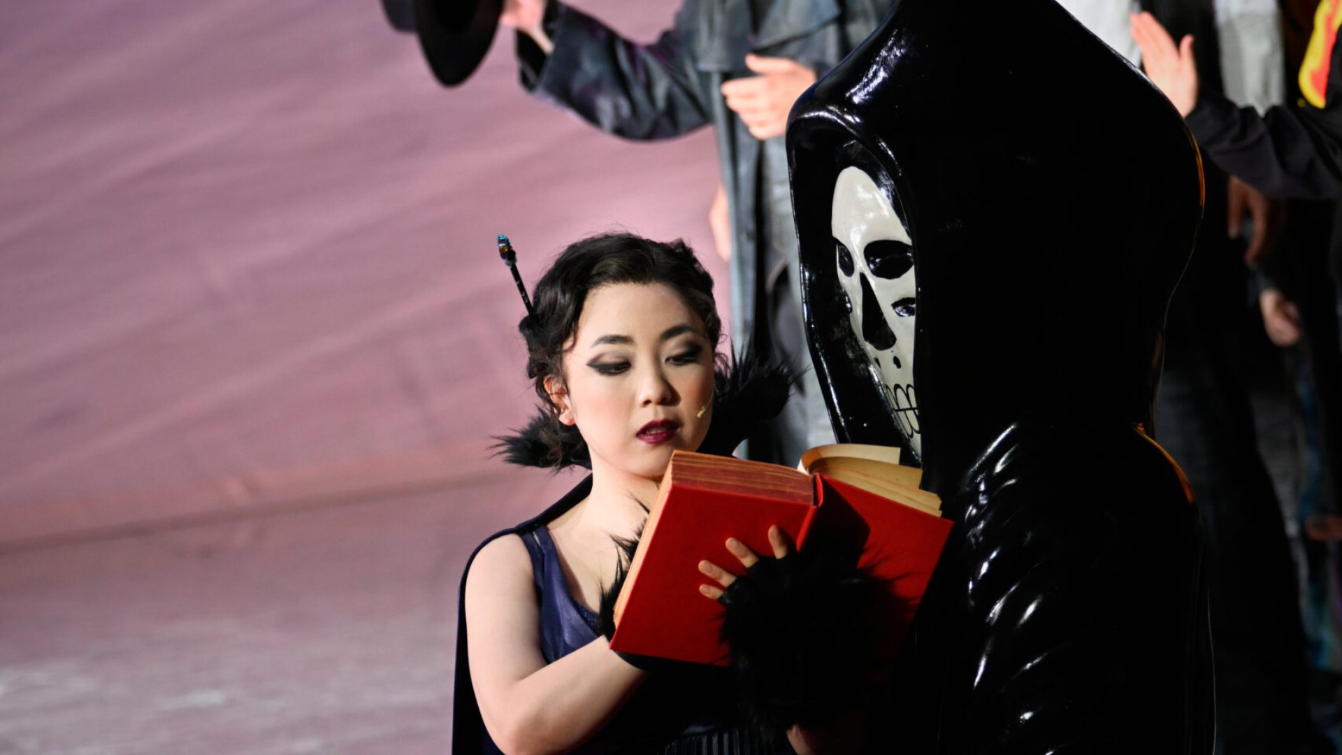 Deutsche Oper Berlin,
"Nixon in China" von John Adams, Libretto von Alice Goodman
Premiere: 22.6.2023
Musikalische Leitung: Daniel Carter, Künstlerische Leitung: Hauen und Stechen, Regie: Franziska Kronfoth und Julia Lwowski, Bühne: Yassu Yabara, Kostüme: Christina Schmitt, Video, Live-Kamera: Martin Mallon, Licht: Henning Streck, Dramaturgie, Carolin Müller-Dohle, Chor: Jeremy Bines
Chou En-lai - Kyle Miller
Richard Nixon - Thomas Lehman
Henry Kissinger - Seth Carico
Nancy T’ang, erste Sekretärin Maos - Karis Tucker, Elissa Pfaender (22.06.2024)
Zweite Sekretärin Maos - Elissa Pfaender, Deborah Saffery (22.06.2024)
Dritte Sekretärin Maos - Davia Bouley
Mao Tse-tung - Ya-Chung Huang
Pat Nixon - Heidi Stober
Chiang Ch’ing, Maos Frau - Hye-Young Moon
Ching Hua (Schauspielerin 1) - Gina-Lisa Maiwald
Ching Hua (Schauspielerin 2) - Angela Braun
Ching Hua / Hung (Schauspieler) - Thorbjörn Björnsson
Tänzer / Performer - Jean Chaize
Tänzerin / Performerin - Brigitte Cuvelier
Chöre - Chor der Deutschen Oper Berlin
Orchester - Orchester der Deutschen Oper Berlin

Copyright (C) Thomas Aurin
Gleditschstr. 45, D-10781 Berlin
Tel.:+49 (0)30 2175 6205 Mobil.:+49 (0)170 2933679
Veröffentlichung nur gegen Honorar zzgl. 7% MWSt. und Belegexemplar
Steuer Nr.: 11/18/213/00804, UID Nr.: DE 170 902 977
Commerzbank, BLZ: 810 80 000, Konto-Nr.: 316 030 000
SWIFT-BIC: DRES DE FF 810, IBAN: DE07 81080000 0316030000