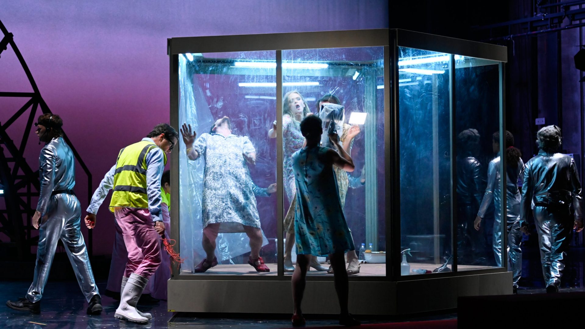 Deutsche Oper Berlin,
"Nixon in China" von John Adams, Libretto von Alice Goodman
Premiere: 22.6.2023
Musikalische Leitung: Daniel Carter, Künstlerische Leitung: Hauen und Stechen, Regie: Franziska Kronfoth und Julia Lwowski, Bühne: Yassu Yabara, Kostüme: Christina Schmitt, Video, Live-Kamera: Martin Mallon, Licht: Henning Streck, Dramaturgie, Carolin Müller-Dohle, Chor: Jeremy Bines
Chou En-lai - Kyle Miller
Richard Nixon - Thomas Lehman
Henry Kissinger - Seth Carico
Nancy T’ang, erste Sekretärin Maos - Karis Tucker, Elissa Pfaender (22.06.2024)
Zweite Sekretärin Maos - Elissa Pfaender, Deborah Saffery (22.06.2024)
Dritte Sekretärin Maos - Davia Bouley
Mao Tse-tung - Ya-Chung Huang
Pat Nixon - Heidi Stober
Chiang Ch’ing, Maos Frau - Hye-Young Moon
Ching Hua (Schauspielerin 1) - Gina-Lisa Maiwald
Ching Hua (Schauspielerin 2) - Angela Braun
Ching Hua / Hung (Schauspieler) - Thorbjörn Björnsson
Tänzer / Performer - Jean Chaize
Tänzerin / Performerin - Brigitte Cuvelier
Chöre - Chor der Deutschen Oper Berlin
Orchester - Orchester der Deutschen Oper Berlin

Copyright (C) Thomas Aurin
Gleditschstr. 45, D-10781 Berlin
Tel.:+49 (0)30 2175 6205 Mobil.:+49 (0)170 2933679
Veröffentlichung nur gegen Honorar zzgl. 7% MWSt. und Belegexemplar
Steuer Nr.: 11/18/213/00804, UID Nr.: DE 170 902 977
Commerzbank, BLZ: 810 80 000, Konto-Nr.: 316 030 000
SWIFT-BIC: DRES DE FF 810, IBAN: DE07 81080000 0316030000