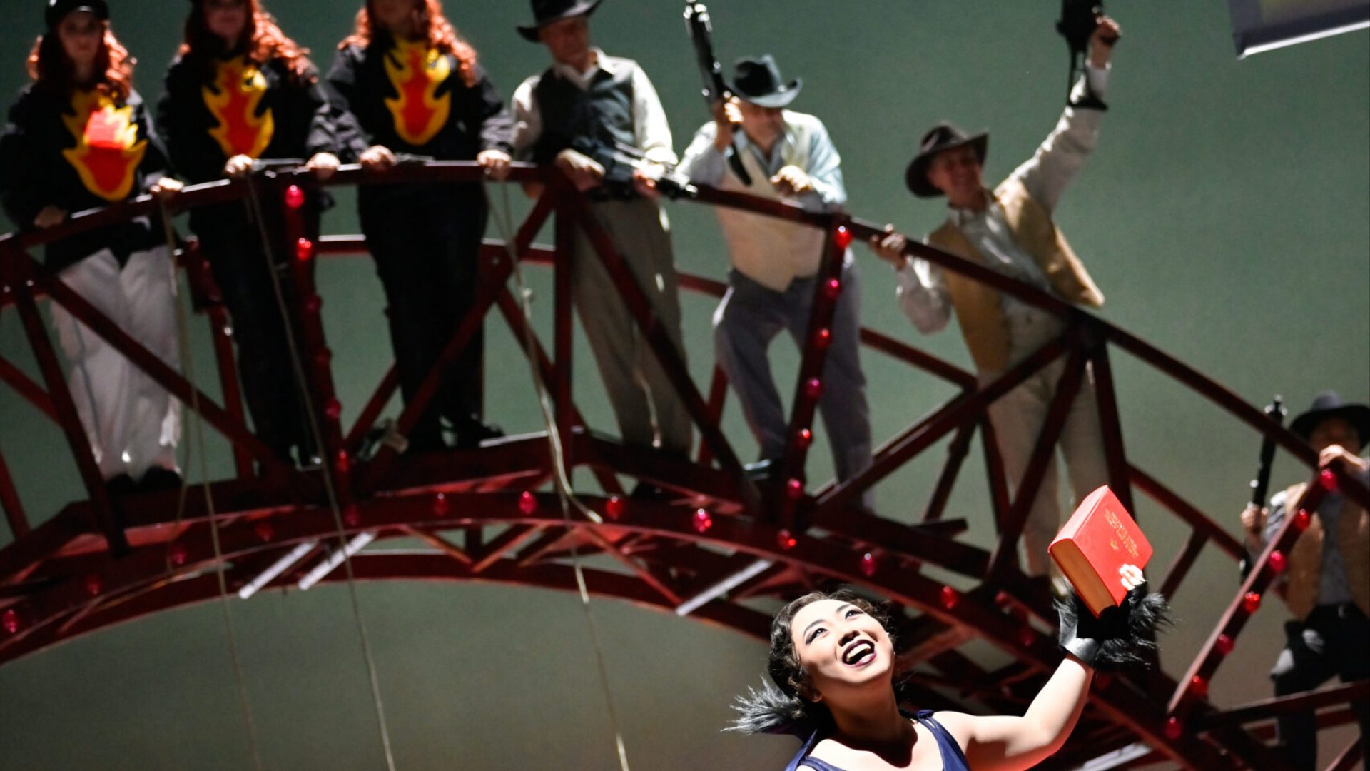 Deutsche Oper Berlin,
"Nixon in China" von John Adams, Libretto von Alice Goodman
Premiere: 22.6.2023
Musikalische Leitung: Daniel Carter, Künstlerische Leitung: Hauen und Stechen, Regie: Franziska Kronfoth und Julia Lwowski, Bühne: Yassu Yabara, Kostüme: Christina Schmitt, Video, Live-Kamera: Martin Mallon, Licht: Henning Streck, Dramaturgie, Carolin Müller-Dohle, Chor: Jeremy Bines
Chou En-lai - Kyle Miller
Richard Nixon - Thomas Lehman
Henry Kissinger - Seth Carico
Nancy T’ang, erste Sekretärin Maos - Karis Tucker, Elissa Pfaender (22.06.2024)
Zweite Sekretärin Maos - Elissa Pfaender, Deborah Saffery (22.06.2024)
Dritte Sekretärin Maos - Davia Bouley
Mao Tse-tung - Ya-Chung Huang
Pat Nixon - Heidi Stober
Chiang Ch’ing, Maos Frau - Hye-Young Moon
Ching Hua (Schauspielerin 1) - Gina-Lisa Maiwald
Ching Hua (Schauspielerin 2) - Angela Braun
Ching Hua / Hung (Schauspieler) - Thorbjörn Björnsson
Tänzer / Performer - Jean Chaize
Tänzerin / Performerin - Brigitte Cuvelier
Chöre - Chor der Deutschen Oper Berlin
Orchester - Orchester der Deutschen Oper Berlin

Copyright (C) Thomas Aurin
Gleditschstr. 45, D-10781 Berlin
Tel.:+49 (0)30 2175 6205 Mobil.:+49 (0)170 2933679
Veröffentlichung nur gegen Honorar zzgl. 7% MWSt. und Belegexemplar
Steuer Nr.: 11/18/213/00804, UID Nr.: DE 170 902 977
Commerzbank, BLZ: 810 80 000, Konto-Nr.: 316 030 000
SWIFT-BIC: DRES DE FF 810, IBAN: DE07 81080000 0316030000