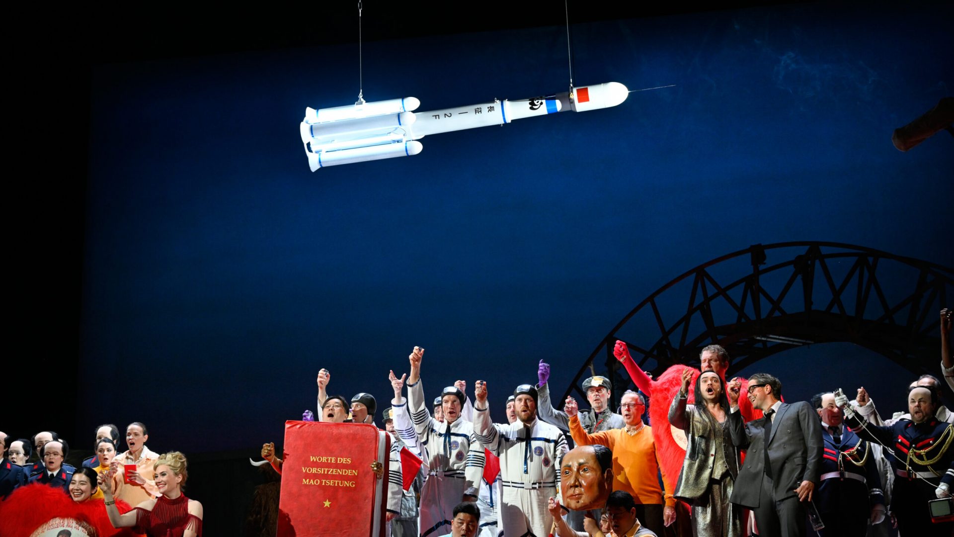 Deutsche Oper Berlin,
"Nixon in China" von John Adams, Libretto von Alice Goodman
Premiere: 22.6.2023
Musikalische Leitung: Daniel Carter, Künstlerische Leitung: Hauen und Stechen, Regie: Franziska Kronfoth und Julia Lwowski, Bühne: Yassu Yabara, Kostüme: Christina Schmitt, Video, Live-Kamera: Martin Mallon, Licht: Henning Streck, Dramaturgie, Carolin Müller-Dohle, Chor: Jeremy Bines
Chou En-lai - Kyle Miller
Richard Nixon - Thomas Lehman
Henry Kissinger - Seth Carico
Nancy T’ang, erste Sekretärin Maos - Karis Tucker, Elissa Pfaender (22.06.2024)
Zweite Sekretärin Maos - Elissa Pfaender, Deborah Saffery (22.06.2024)
Dritte Sekretärin Maos - Davia Bouley
Mao Tse-tung - Ya-Chung Huang
Pat Nixon - Heidi Stober
Chiang Ch’ing, Maos Frau - Hye-Young Moon
Ching Hua (Schauspielerin 1) - Gina-Lisa Maiwald
Ching Hua (Schauspielerin 2) - Angela Braun
Ching Hua / Hung (Schauspieler) - Thorbjörn Björnsson
Tänzer / Performer - Jean Chaize
Tänzerin / Performerin - Brigitte Cuvelier
Chöre - Chor der Deutschen Oper Berlin
Orchester - Orchester der Deutschen Oper Berlin

Copyright (C) Thomas Aurin
Gleditschstr. 45, D-10781 Berlin
Tel.:+49 (0)30 2175 6205 Mobil.:+49 (0)170 2933679
Veröffentlichung nur gegen Honorar zzgl. 7% MWSt. und Belegexemplar
Steuer Nr.: 11/18/213/00804, UID Nr.: DE 170 902 977
Commerzbank, BLZ: 810 80 000, Konto-Nr.: 316 030 000
SWIFT-BIC: DRES DE FF 810, IBAN: DE07 81080000 0316030000