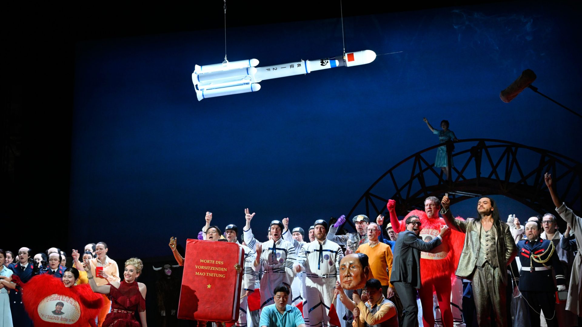 Deutsche Oper Berlin,
"Nixon in China" von John Adams, Libretto von Alice Goodman
Premiere: 22.6.2023
Musikalische Leitung: Daniel Carter, Künstlerische Leitung: Hauen und Stechen, Regie: Franziska Kronfoth und Julia Lwowski, Bühne: Yassu Yabara, Kostüme: Christina Schmitt, Video, Live-Kamera: Martin Mallon, Licht: Henning Streck, Dramaturgie, Carolin Müller-Dohle, Chor: Jeremy Bines
Chou En-lai - Kyle Miller
Richard Nixon - Thomas Lehman
Henry Kissinger - Seth Carico
Nancy T’ang, erste Sekretärin Maos - Karis Tucker, Elissa Pfaender (22.06.2024)
Zweite Sekretärin Maos - Elissa Pfaender, Deborah Saffery (22.06.2024)
Dritte Sekretärin Maos - Davia Bouley
Mao Tse-tung - Ya-Chung Huang
Pat Nixon - Heidi Stober
Chiang Ch’ing, Maos Frau - Hye-Young Moon
Ching Hua (Schauspielerin 1) - Gina-Lisa Maiwald
Ching Hua (Schauspielerin 2) - Angela Braun
Ching Hua / Hung (Schauspieler) - Thorbjörn Björnsson
Tänzer / Performer - Jean Chaize
Tänzerin / Performerin - Brigitte Cuvelier
Chöre - Chor der Deutschen Oper Berlin
Orchester - Orchester der Deutschen Oper Berlin

Copyright (C) Thomas Aurin
Gleditschstr. 45, D-10781 Berlin
Tel.:+49 (0)30 2175 6205 Mobil.:+49 (0)170 2933679
Veröffentlichung nur gegen Honorar zzgl. 7% MWSt. und Belegexemplar
Steuer Nr.: 11/18/213/00804, UID Nr.: DE 170 902 977
Commerzbank, BLZ: 810 80 000, Konto-Nr.: 316 030 000
SWIFT-BIC: DRES DE FF 810, IBAN: DE07 81080000 0316030000