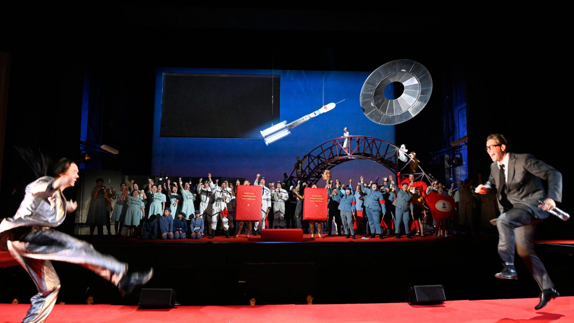 Deutsche Oper Berlin,
"Nixon in China" von John Adams, Libretto von Alice Goodman
Premiere: 22.6.2023
Musikalische Leitung: Daniel Carter, Künstlerische Leitung: Hauen und Stechen, Regie: Franziska Kronfoth und Julia Lwowski, Bühne: Yassu Yabara, Kostüme: Christina Schmitt, Video, Live-Kamera: Martin Mallon, Licht: Henning Streck, Dramaturgie, Carolin Müller-Dohle, Chor: Jeremy Bines
Chou En-lai - Kyle Miller
Richard Nixon - Thomas Lehman
Henry Kissinger - Seth Carico
Nancy T’ang, erste Sekretärin Maos - Karis Tucker, Elissa Pfaender (22.06.2024)
Zweite Sekretärin Maos - Elissa Pfaender, Deborah Saffery (22.06.2024)
Dritte Sekretärin Maos - Davia Bouley
Mao Tse-tung - Ya-Chung Huang
Pat Nixon - Heidi Stober
Chiang Ch’ing, Maos Frau - Hye-Young Moon
Ching Hua (Schauspielerin 1) - Gina-Lisa Maiwald
Ching Hua (Schauspielerin 2) - Angela Braun
Ching Hua / Hung (Schauspieler) - Thorbjörn Björnsson
Tänzer / Performer - Jean Chaize
Tänzerin / Performerin - Brigitte Cuvelier
Chöre - Chor der Deutschen Oper Berlin
Orchester - Orchester der Deutschen Oper Berlin

Copyright (C) Thomas Aurin
Gleditschstr. 45, D-10781 Berlin
Tel.:+49 (0)30 2175 6205 Mobil.:+49 (0)170 2933679
Veröffentlichung nur gegen Honorar zzgl. 7% MWSt. und Belegexemplar
Steuer Nr.: 11/18/213/00804, UID Nr.: DE 170 902 977
Commerzbank, BLZ: 810 80 000, Konto-Nr.: 316 030 000
SWIFT-BIC: DRES DE FF 810, IBAN: DE07 81080000 0316030000