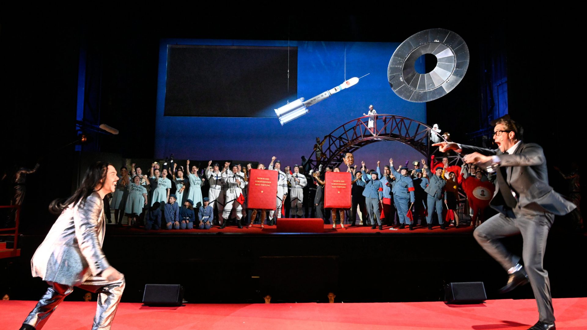 Deutsche Oper Berlin,
"Nixon in China" von John Adams, Libretto von Alice Goodman
Premiere: 22.6.2023
Musikalische Leitung: Daniel Carter, Künstlerische Leitung: Hauen und Stechen, Regie: Franziska Kronfoth und Julia Lwowski, Bühne: Yassu Yabara, Kostüme: Christina Schmitt, Video, Live-Kamera: Martin Mallon, Licht: Henning Streck, Dramaturgie, Carolin Müller-Dohle, Chor: Jeremy Bines
Chou En-lai - Kyle Miller
Richard Nixon - Thomas Lehman
Henry Kissinger - Seth Carico
Nancy T’ang, erste Sekretärin Maos - Karis Tucker, Elissa Pfaender (22.06.2024)
Zweite Sekretärin Maos - Elissa Pfaender, Deborah Saffery (22.06.2024)
Dritte Sekretärin Maos - Davia Bouley
Mao Tse-tung - Ya-Chung Huang
Pat Nixon - Heidi Stober
Chiang Ch’ing, Maos Frau - Hye-Young Moon
Ching Hua (Schauspielerin 1) - Gina-Lisa Maiwald
Ching Hua (Schauspielerin 2) - Angela Braun
Ching Hua / Hung (Schauspieler) - Thorbjörn Björnsson
Tänzer / Performer - Jean Chaize
Tänzerin / Performerin - Brigitte Cuvelier
Chöre - Chor der Deutschen Oper Berlin
Orchester - Orchester der Deutschen Oper Berlin

Copyright (C) Thomas Aurin
Gleditschstr. 45, D-10781 Berlin
Tel.:+49 (0)30 2175 6205 Mobil.:+49 (0)170 2933679
Veröffentlichung nur gegen Honorar zzgl. 7% MWSt. und Belegexemplar
Steuer Nr.: 11/18/213/00804, UID Nr.: DE 170 902 977
Commerzbank, BLZ: 810 80 000, Konto-Nr.: 316 030 000
SWIFT-BIC: DRES DE FF 810, IBAN: DE07 81080000 0316030000