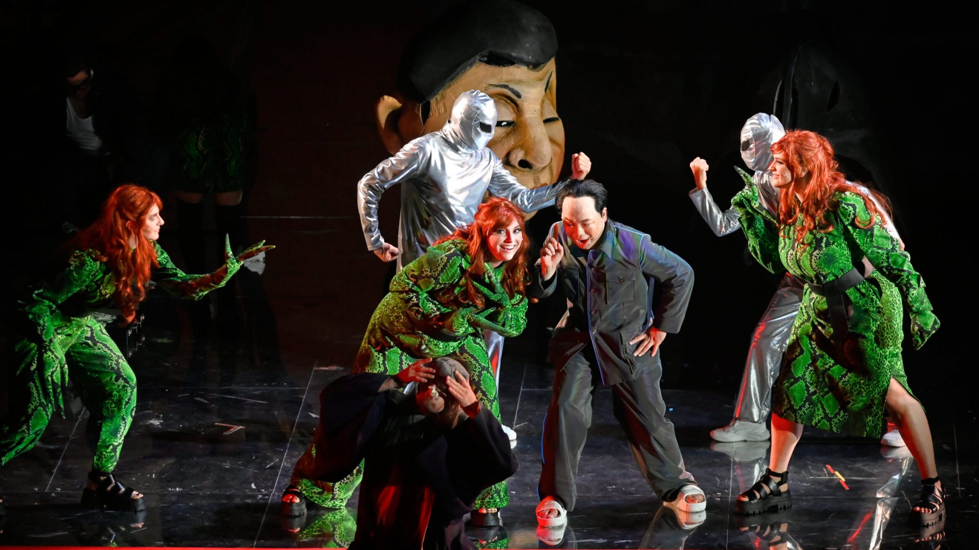 Deutsche Oper Berlin,
"Nixon in China" von John Adams, Libretto von Alice Goodman
Premiere: 22.6.2023
Musikalische Leitung: Daniel Carter, Künstlerische Leitung: Hauen und Stechen, Regie: Franziska Kronfoth und Julia Lwowski, Bühne: Yassu Yabara, Kostüme: Christina Schmitt, Video, Live-Kamera: Martin Mallon, Licht: Henning Streck, Dramaturgie, Carolin Müller-Dohle, Chor: Jeremy Bines
Chou En-lai - Kyle Miller
Richard Nixon - Thomas Lehman
Henry Kissinger - Seth Carico
Nancy T’ang, erste Sekretärin Maos - Karis Tucker, Elissa Pfaender (22.06.2024)
Zweite Sekretärin Maos - Elissa Pfaender, Deborah Saffery (22.06.2024)
Dritte Sekretärin Maos - Davia Bouley
Mao Tse-tung - Ya-Chung Huang
Pat Nixon - Heidi Stober
Chiang Ch’ing, Maos Frau - Hye-Young Moon
Ching Hua (Schauspielerin 1) - Gina-Lisa Maiwald
Ching Hua (Schauspielerin 2) - Angela Braun
Ching Hua / Hung (Schauspieler) - Thorbjörn Björnsson
Tänzer / Performer - Jean Chaize
Tänzerin / Performerin - Brigitte Cuvelier
Chöre - Chor der Deutschen Oper Berlin
Orchester - Orchester der Deutschen Oper Berlin

Copyright (C) Thomas Aurin
Gleditschstr. 45, D-10781 Berlin
Tel.:+49 (0)30 2175 6205 Mobil.:+49 (0)170 2933679
Veröffentlichung nur gegen Honorar zzgl. 7% MWSt. und Belegexemplar
Steuer Nr.: 11/18/213/00804, UID Nr.: DE 170 902 977
Commerzbank, BLZ: 810 80 000, Konto-Nr.: 316 030 000
SWIFT-BIC: DRES DE FF 810, IBAN: DE07 81080000 0316030000