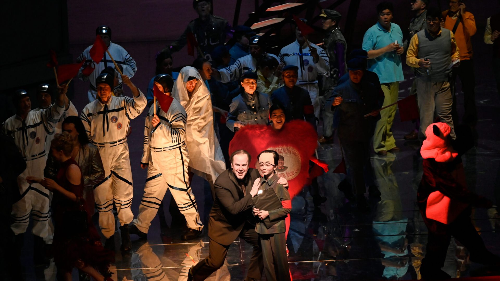 Deutsche Oper Berlin,
"Nixon in China" von John Adams, Libretto von Alice Goodman
Premiere: 22.6.2023
Musikalische Leitung: Daniel Carter, Künstlerische Leitung: Hauen und Stechen, Regie: Franziska Kronfoth und Julia Lwowski, Bühne: Yassu Yabara, Kostüme: Christina Schmitt, Video, Live-Kamera: Martin Mallon, Licht: Henning Streck, Dramaturgie, Carolin Müller-Dohle, Chor: Jeremy Bines
Chou En-lai - Kyle Miller
Richard Nixon - Thomas Lehman
Henry Kissinger - Seth Carico
Nancy T’ang, erste Sekretärin Maos - Karis Tucker, Elissa Pfaender (22.06.2024)
Zweite Sekretärin Maos - Elissa Pfaender, Deborah Saffery (22.06.2024)
Dritte Sekretärin Maos - Davia Bouley
Mao Tse-tung - Ya-Chung Huang
Pat Nixon - Heidi Stober
Chiang Ch’ing, Maos Frau - Hye-Young Moon
Ching Hua (Schauspielerin 1) - Gina-Lisa Maiwald
Ching Hua (Schauspielerin 2) - Angela Braun
Ching Hua / Hung (Schauspieler) - Thorbjörn Björnsson
Tänzer / Performer - Jean Chaize
Tänzerin / Performerin - Brigitte Cuvelier
Chöre - Chor der Deutschen Oper Berlin
Orchester - Orchester der Deutschen Oper Berlin

Copyright (C) Thomas Aurin
Gleditschstr. 45, D-10781 Berlin
Tel.:+49 (0)30 2175 6205 Mobil.:+49 (0)170 2933679
Veröffentlichung nur gegen Honorar zzgl. 7% MWSt. und Belegexemplar
Steuer Nr.: 11/18/213/00804, UID Nr.: DE 170 902 977
Commerzbank, BLZ: 810 80 000, Konto-Nr.: 316 030 000
SWIFT-BIC: DRES DE FF 810, IBAN: DE07 81080000 0316030000