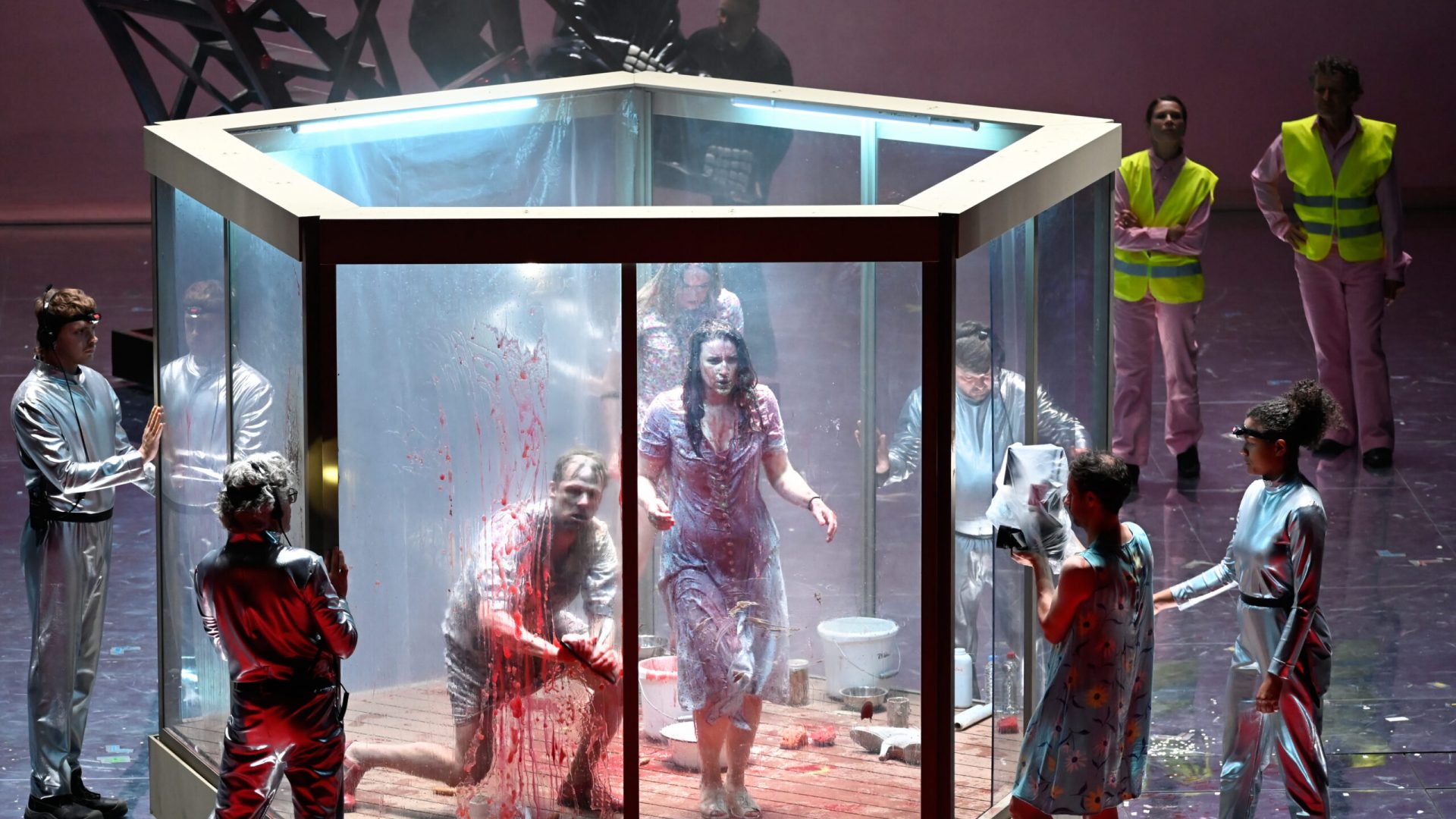 Deutsche Oper Berlin,
"Nixon in China" von John Adams, Libretto von Alice Goodman
Premiere: 22.6.2023
Musikalische Leitung: Daniel Carter, Künstlerische Leitung: Hauen und Stechen, Regie: Franziska Kronfoth und Julia Lwowski, Bühne: Yassu Yabara, Kostüme: Christina Schmitt, Video, Live-Kamera: Martin Mallon, Licht: Henning Streck, Dramaturgie, Carolin Müller-Dohle, Chor: Jeremy Bines
Chou En-lai - Kyle Miller
Richard Nixon - Thomas Lehman
Henry Kissinger - Seth Carico
Nancy T’ang, erste Sekretärin Maos - Karis Tucker, Elissa Pfaender (22.06.2024)
Zweite Sekretärin Maos - Elissa Pfaender, Deborah Saffery (22.06.2024)
Dritte Sekretärin Maos - Davia Bouley
Mao Tse-tung - Ya-Chung Huang
Pat Nixon - Heidi Stober
Chiang Ch’ing, Maos Frau - Hye-Young Moon
Ching Hua (Schauspielerin 1) - Gina-Lisa Maiwald
Ching Hua (Schauspielerin 2) - Angela Braun
Ching Hua / Hung (Schauspieler) - Thorbjörn Björnsson
Tänzer / Performer - Jean Chaize
Tänzerin / Performerin - Brigitte Cuvelier
Chöre - Chor der Deutschen Oper Berlin
Orchester - Orchester der Deutschen Oper Berlin

Copyright (C) Thomas Aurin
Gleditschstr. 45, D-10781 Berlin
Tel.:+49 (0)30 2175 6205 Mobil.:+49 (0)170 2933679
Veröffentlichung nur gegen Honorar zzgl. 7% MWSt. und Belegexemplar
Steuer Nr.: 11/18/213/00804, UID Nr.: DE 170 902 977
Commerzbank, BLZ: 810 80 000, Konto-Nr.: 316 030 000
SWIFT-BIC: DRES DE FF 810, IBAN: DE07 81080000 0316030000