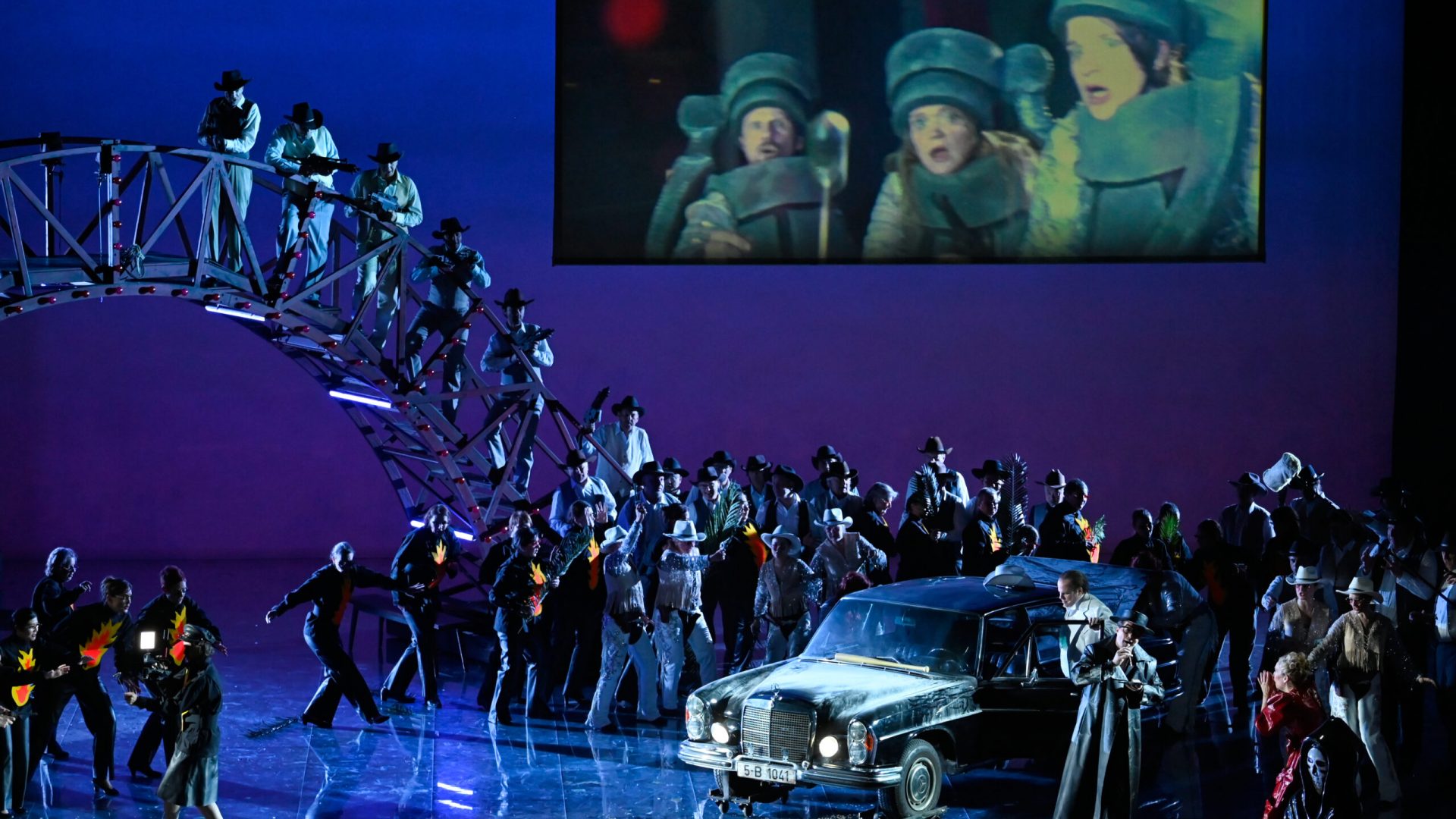 Deutsche Oper Berlin,
"Nixon in China" von John Adams, Libretto von Alice Goodman
Premiere: 22.6.2023
Musikalische Leitung: Daniel Carter, Künstlerische Leitung: Hauen und Stechen, Regie: Franziska Kronfoth und Julia Lwowski, Bühne: Yassu Yabara, Kostüme: Christina Schmitt, Video, Live-Kamera: Martin Mallon, Licht: Henning Streck, Dramaturgie, Carolin Müller-Dohle, Chor: Jeremy Bines
Chou En-lai - Kyle Miller
Richard Nixon - Thomas Lehman
Henry Kissinger - Seth Carico
Nancy T’ang, erste Sekretärin Maos - Karis Tucker, Elissa Pfaender (22.06.2024)
Zweite Sekretärin Maos - Elissa Pfaender, Deborah Saffery (22.06.2024)
Dritte Sekretärin Maos - Davia Bouley
Mao Tse-tung - Ya-Chung Huang
Pat Nixon - Heidi Stober
Chiang Ch’ing, Maos Frau - Hye-Young Moon
Ching Hua (Schauspielerin 1) - Gina-Lisa Maiwald
Ching Hua (Schauspielerin 2) - Angela Braun
Ching Hua / Hung (Schauspieler) - Thorbjörn Björnsson
Tänzer / Performer - Jean Chaize
Tänzerin / Performerin - Brigitte Cuvelier
Chöre - Chor der Deutschen Oper Berlin
Orchester - Orchester der Deutschen Oper Berlin

Copyright (C) Thomas Aurin
Gleditschstr. 45, D-10781 Berlin
Tel.:+49 (0)30 2175 6205 Mobil.:+49 (0)170 2933679
Veröffentlichung nur gegen Honorar zzgl. 7% MWSt. und Belegexemplar
Steuer Nr.: 11/18/213/00804, UID Nr.: DE 170 902 977
Commerzbank, BLZ: 810 80 000, Konto-Nr.: 316 030 000
SWIFT-BIC: DRES DE FF 810, IBAN: DE07 81080000 0316030000