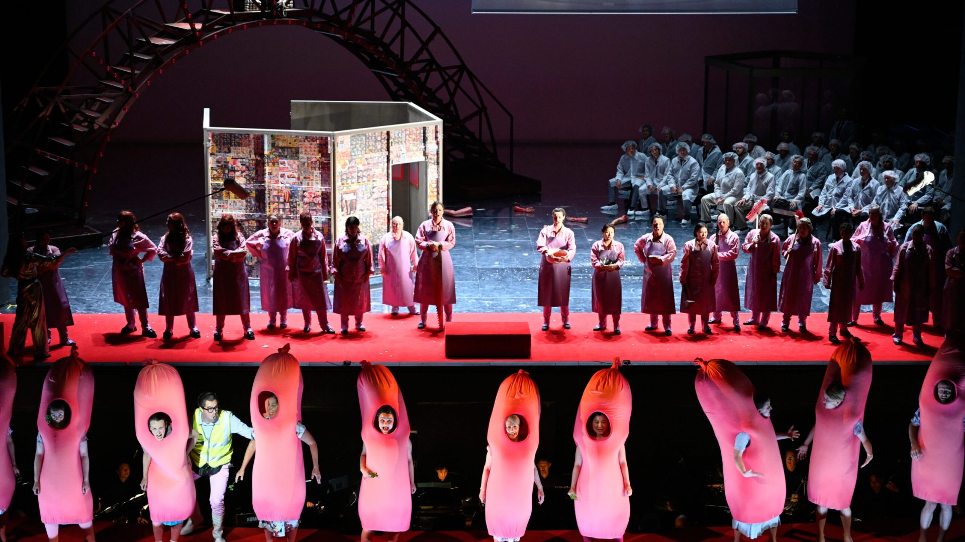 Deutsche Oper Berlin,
"Nixon in China" von John Adams, Libretto von Alice Goodman
Premiere: 22.6.2023
Musikalische Leitung: Daniel Carter, Künstlerische Leitung: Hauen und Stechen, Regie: Franziska Kronfoth und Julia Lwowski, Bühne: Yassu Yabara, Kostüme: Christina Schmitt, Video, Live-Kamera: Martin Mallon, Licht: Henning Streck, Dramaturgie, Carolin Müller-Dohle, Chor: Jeremy Bines
Chou En-lai - Kyle Miller
Richard Nixon - Thomas Lehman
Henry Kissinger - Seth Carico
Nancy T’ang, erste Sekretärin Maos - Karis Tucker, Elissa Pfaender (22.06.2024)
Zweite Sekretärin Maos - Elissa Pfaender, Deborah Saffery (22.06.2024)
Dritte Sekretärin Maos - Davia Bouley
Mao Tse-tung - Ya-Chung Huang
Pat Nixon - Heidi Stober
Chiang Ch’ing, Maos Frau - Hye-Young Moon
Ching Hua (Schauspielerin 1) - Gina-Lisa Maiwald
Ching Hua (Schauspielerin 2) - Angela Braun
Ching Hua / Hung (Schauspieler) - Thorbjörn Björnsson
Tänzer / Performer - Jean Chaize
Tänzerin / Performerin - Brigitte Cuvelier
Chöre - Chor der Deutschen Oper Berlin
Orchester - Orchester der Deutschen Oper Berlin

Copyright (C) Thomas Aurin
Gleditschstr. 45, D-10781 Berlin
Tel.:+49 (0)30 2175 6205 Mobil.:+49 (0)170 2933679
Veröffentlichung nur gegen Honorar zzgl. 7% MWSt. und Belegexemplar
Steuer Nr.: 11/18/213/00804, UID Nr.: DE 170 902 977
Commerzbank, BLZ: 810 80 000, Konto-Nr.: 316 030 000
SWIFT-BIC: DRES DE FF 810, IBAN: DE07 81080000 0316030000